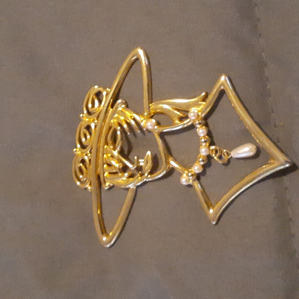 Gold Plated Lady Lady Brooch with hat & pearl necklace. 3" X 3" (L4 B1)